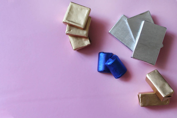Mucchio di cioccolatini avvolto in lamina d'argento, oro e blu
 - Foto, immagini