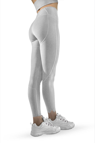 Belles jambes féminines minces en legging sport blanc et chaussures de course isolées sur fond blanc. Concept de vêtements élégants, sport, beauté, mode et jambes fines
 - Photo, image