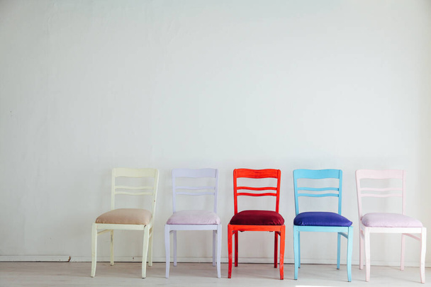 Beyaz Oda renkli sandalyeler mavi sarı kırmızı mavi mor - Fotoğraf, Görsel