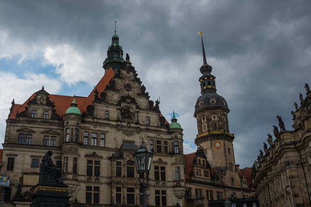 Dresden, Duitsland: Prachtige historische binnenstad van Dresden Saksen. Uitzicht op de beroemde toeristische attractie in het stadscentrum - Foto, afbeelding