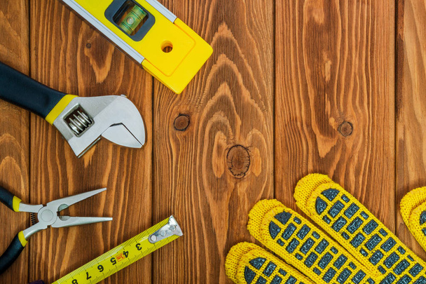 Εργαλεία για master builder προετοιμασμένα πριν από την εργασία σε καφέ ξύλινες σανίδες - Φωτογραφία, εικόνα