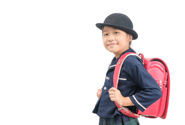 Portret uroczej azjatyckiej dziewczyny z plecakiem izolowane  - Zdjęcie, obraz