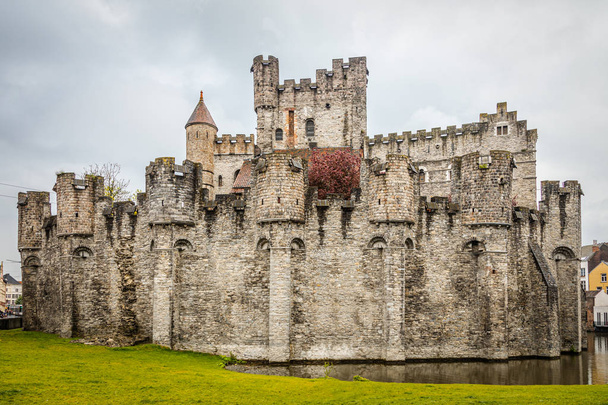 Murallas fortificadas y torres del castillo medieval de Gravensteen con m
 - Foto, Imagen