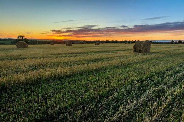 Haystacks en el campo en temporada de otoño
. - Foto, Imagen