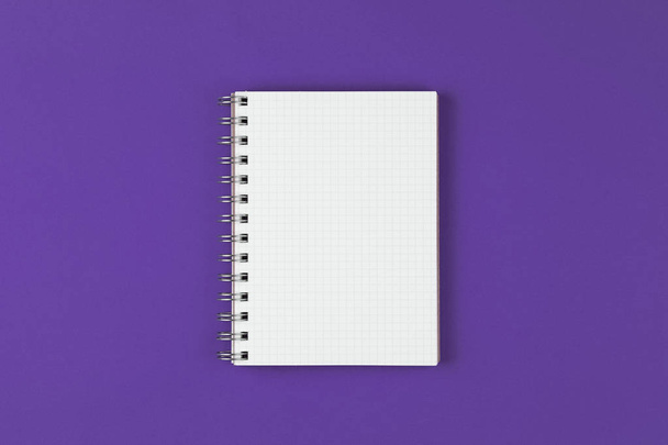紫色の背景に開いたノートを - 写真・画像