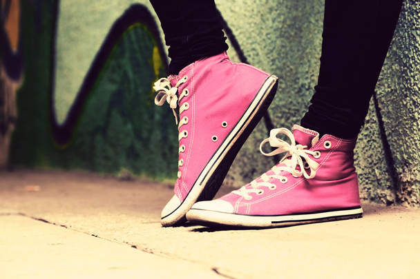 Un primer plano de las zapatillas rosas usadas por un adolescente
. - Foto, imagen