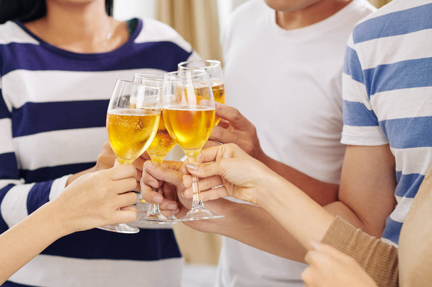 Руки гостей вечірки п'ють шампанське на новорічній вечірці
 - Фото, зображення