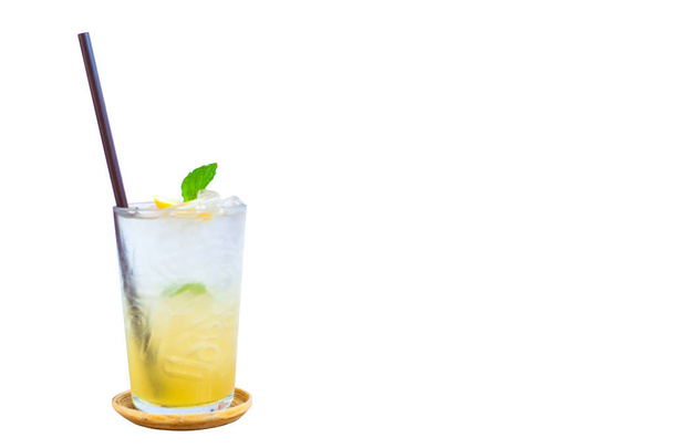 Vidro closeup isolado de suco de limonada de gelo decorado por folha de hortelã com fundo branco
 - Foto, Imagem