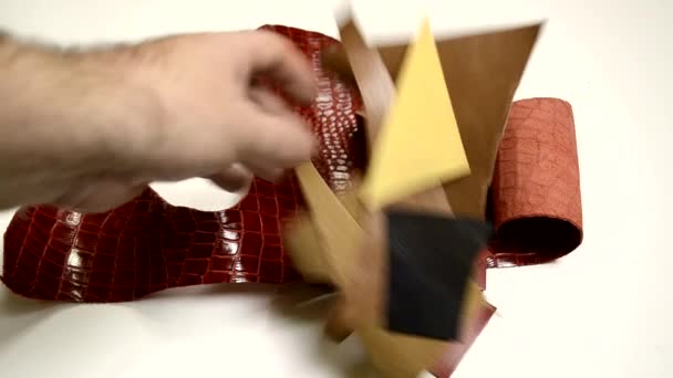 Výroba kůže Ruční házení kousky pravé kůže - Záběry, video