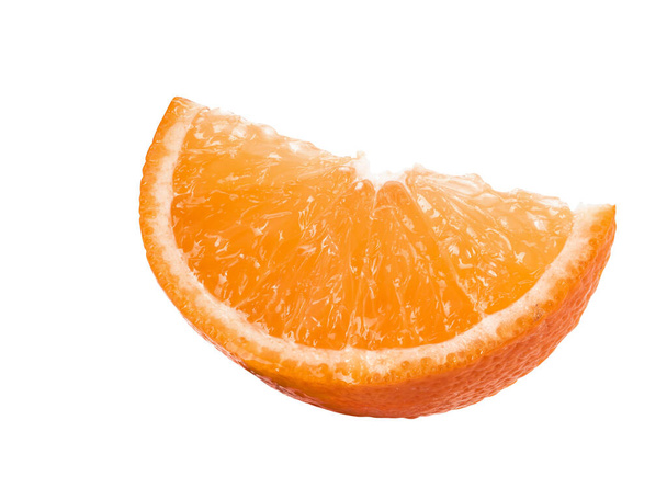 Kawałek dojrzałej pomarańczy odizolowany na białym tle z miejscem do kopiowania tekstu lub obrazów. Owoce z soczystym mięsem. Widok z boku. Strzał z bliska. - Zdjęcie, obraz