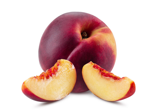 Fruta nectarina de pele lisa e duas fatias sem núcleo isolado em fundo branco com espaço de cópia para texto ou imagens. Close-up shot. - Foto, Imagem