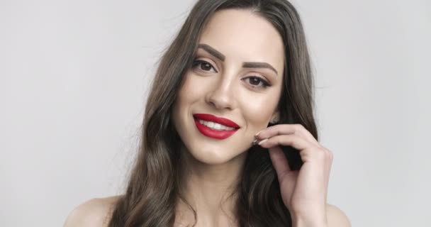Πορτρέτο της όμορφης ευαίσθητης γυναίκας - Πλάνα, βίντεο
