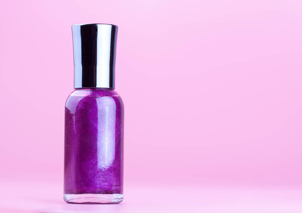 紫のマニキュア液ボトル - 写真・画像