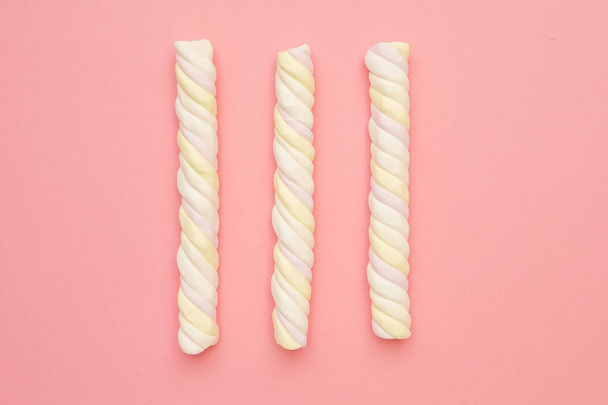 Colored long marshmallows on pink background, delicious sweets flat lay - Foto, immagini