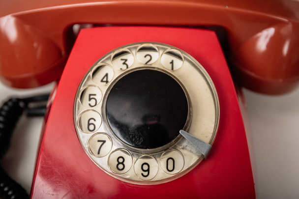 Telefone vermelho velho feito na URSS
 - Foto, Imagem