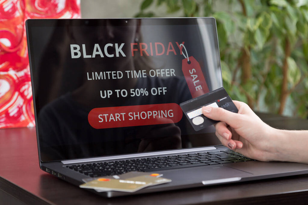 Mädchen kauft am Black Friday im Internet ein - Foto, Bild
