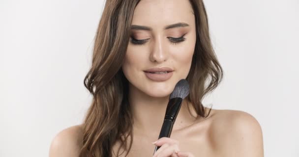 Brunette Woman With Makeup Brush Closeup - Materiał filmowy, wideo