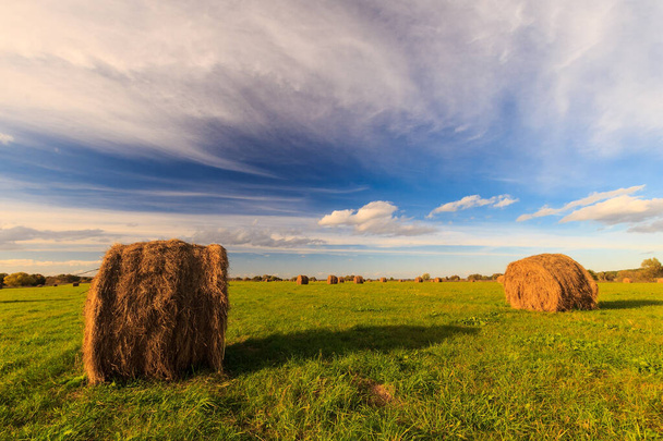 поле с стогами сена на закате ранней осенью
 - Фото, изображение