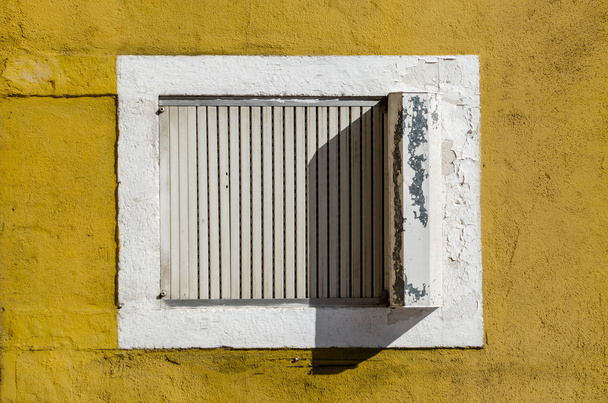 staré okno na žluté zdi - Fotografie, Obrázek