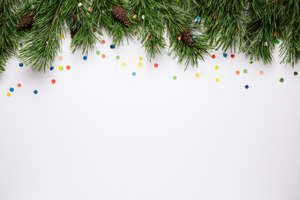 Χριστουγεννιάτικη διακόσμηση με κλαδιά ελάτης - Φωτογραφία, εικόνα