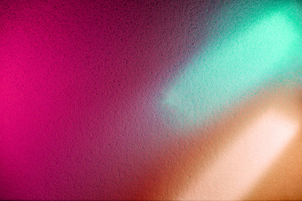 Na růžovém pozadí paprsky tyrkysové a krémové barvy - Fotografie, Obrázek