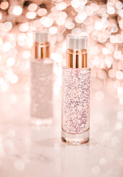 Holiday make-up base gel, γαλάκτωμα ορού, μπουκάλι λοσιόν και τριαντάφυλλο - Φωτογραφία, εικόνα
