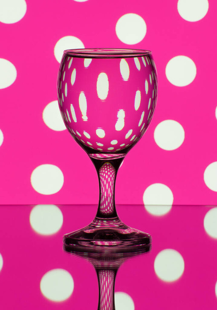 Ein Glas Wasser vor einem schönen Hintergrund - Foto, Bild