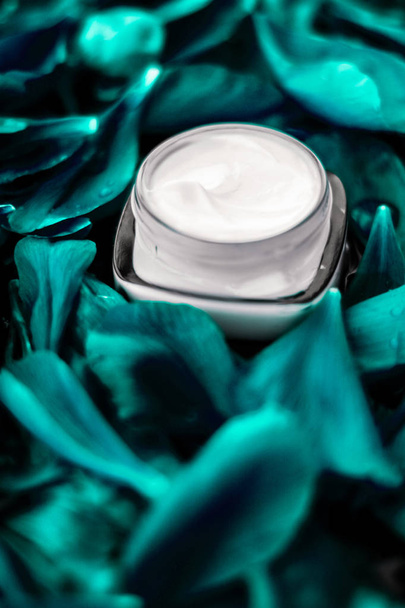 Luxe gezichtscrème moisturizer voor gezichtshuid op smaragdgroene bloem  - Foto, afbeelding