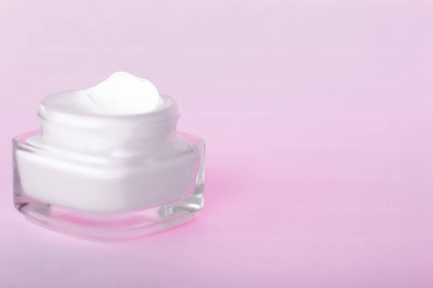 Crème hydratante pour le visage pot sur fond rose, peau hydratante
 - Photo, image