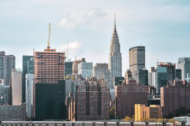 Edificios de oficinas y apartamentos en el horizonte al atardecer. Concepto de bienes raíces y viajes. Manhattan, Nueva York, Estados Unidos
 - Foto, imagen
