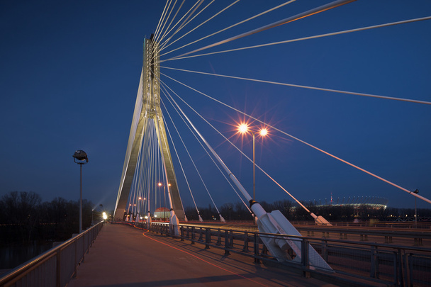 A noite no rio Vístula
 - Foto, Imagem