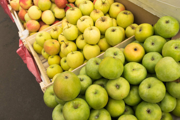 Πράσινα μήλα βρίσκονται σε ένα παράθυρο της αγοράς, κατάστημα, σούπερ μάρκετ - Φωτογραφία, εικόνα