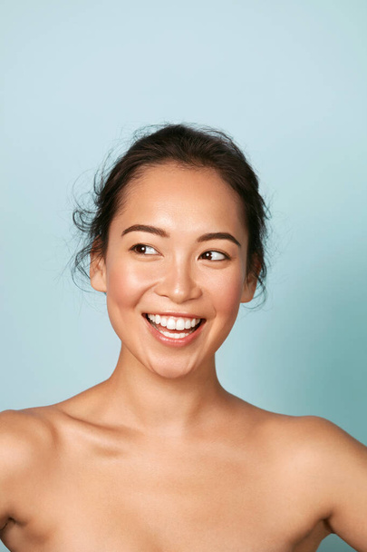 Beauty face. Smiling asian woman with perfect skin, white smile - Fotoğraf, Görsel