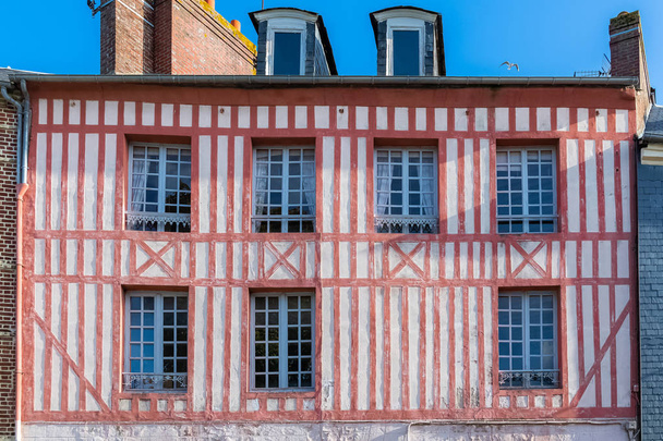 Honfleur, Normandía, casas típicas con fachada de entramado de madera
 - Foto, imagen