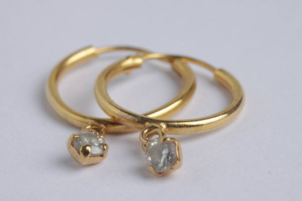 close up tiro de brincos de ouro com diamante, isolado
 - Foto, Imagem