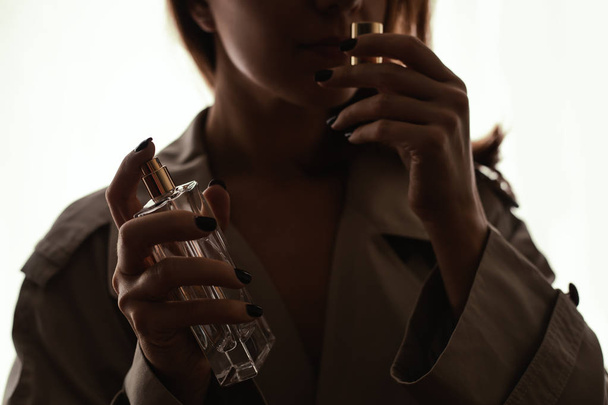 girl smelling perfume - Foto, immagini