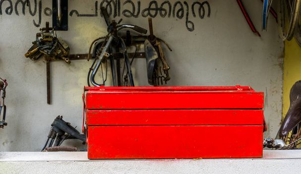 красный ящик с оборудованием для ремонта велосипедов, фон для ремонта винтажных велосипедов
 - Фото, изображение