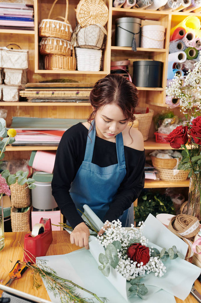 Aasian naaras kukkakauppa kääre kaunis kukkakimppu koriste-paperi
 - Valokuva, kuva