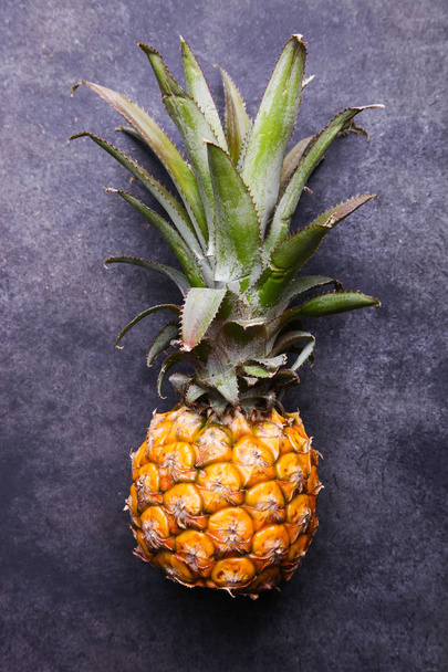 Ripe golden brown pineapple  - Foto, imagen