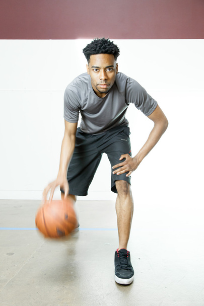 Atractivo jugador de baloncesto afroamericano
 - Foto, imagen