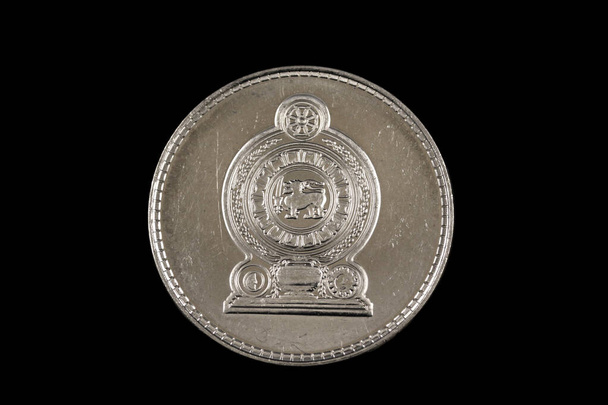 Egy közeli kép egy két Srí Lanka-i rúpiás érméről makróban, fekete háttérrel. - Fotó, kép