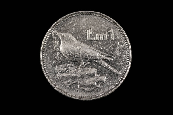 Старая мальтийская монета из одной лиры, выделенная на черном фоне, снятая крупным планом
 - Фото, изображение