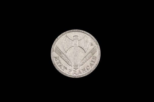 ヴィシー・フランスに占領された古い50センチの硬貨は黒い背景を背景に近くで撃たれた - 写真・画像