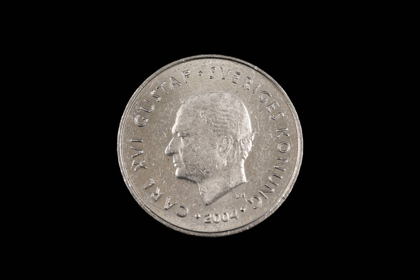 黒の背景に隔離されたスウェーデンの古いクローンコインのクローズアップ、マクロ画像 - 写真・画像