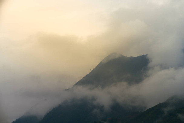 Чудові пейзажі Сапи на світанку і навколишні гори з вершинами, що вистрибують з хмар. - Фото, зображення