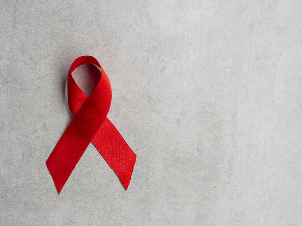 01 Décembre symbole Ruban rouge de la Journée mondiale du sida. Vue de dessus sur un fond en béton avec espace libre pour la copie
 - Photo, image