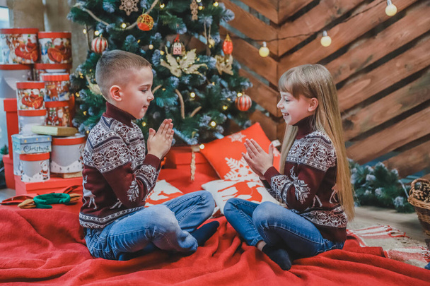 Warm shot of happy friends playing clapping game, enjoying Christmas atmosphere. - Foto, imagen