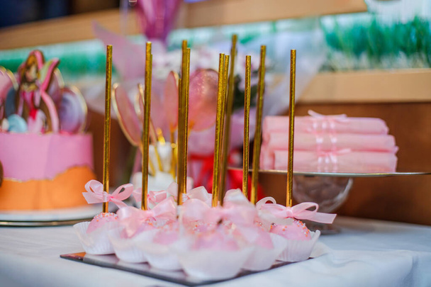 Домашні цукерки на паличці. Candy Bara s decor for Girls's birthday sweet made from healthy natural products. - Фото, зображення