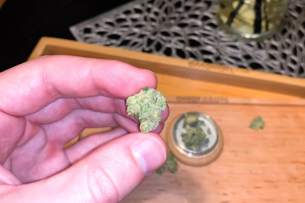 Kis szárított cannabis virágzás. Kendervirágokból származó füves marihuána. - Fotó, kép