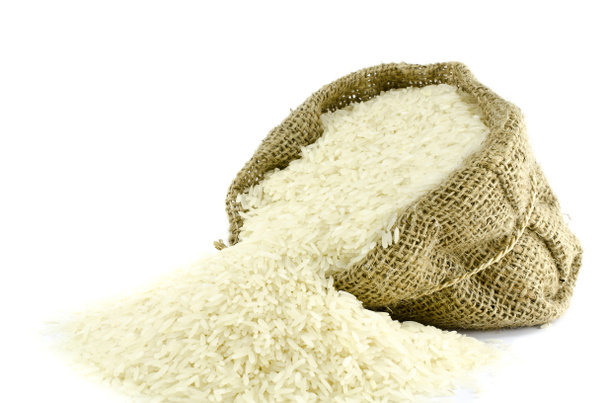 Reis in gunny bag mit weißem isoliertem Hintergrund - Foto, Bild